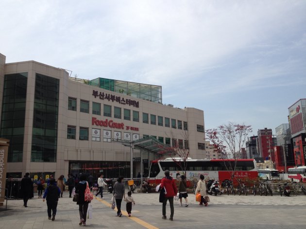2階がフードコートになっている釜山西部市外バスターミナル
